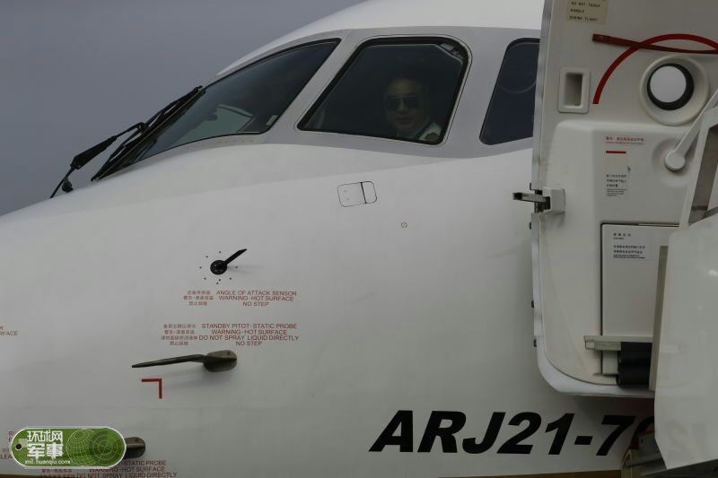 近看arj21国产客机首航驾驶舱