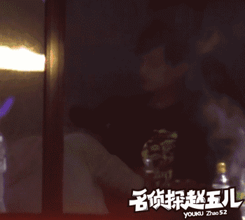 张馨予玩太火!与三男子又搂又亲再玩女女激吻
