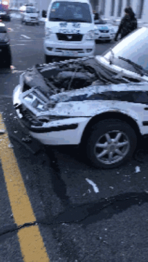 松北区创新一路,黑a车牌路虎撞碎数辆警车,朋友圈疯传