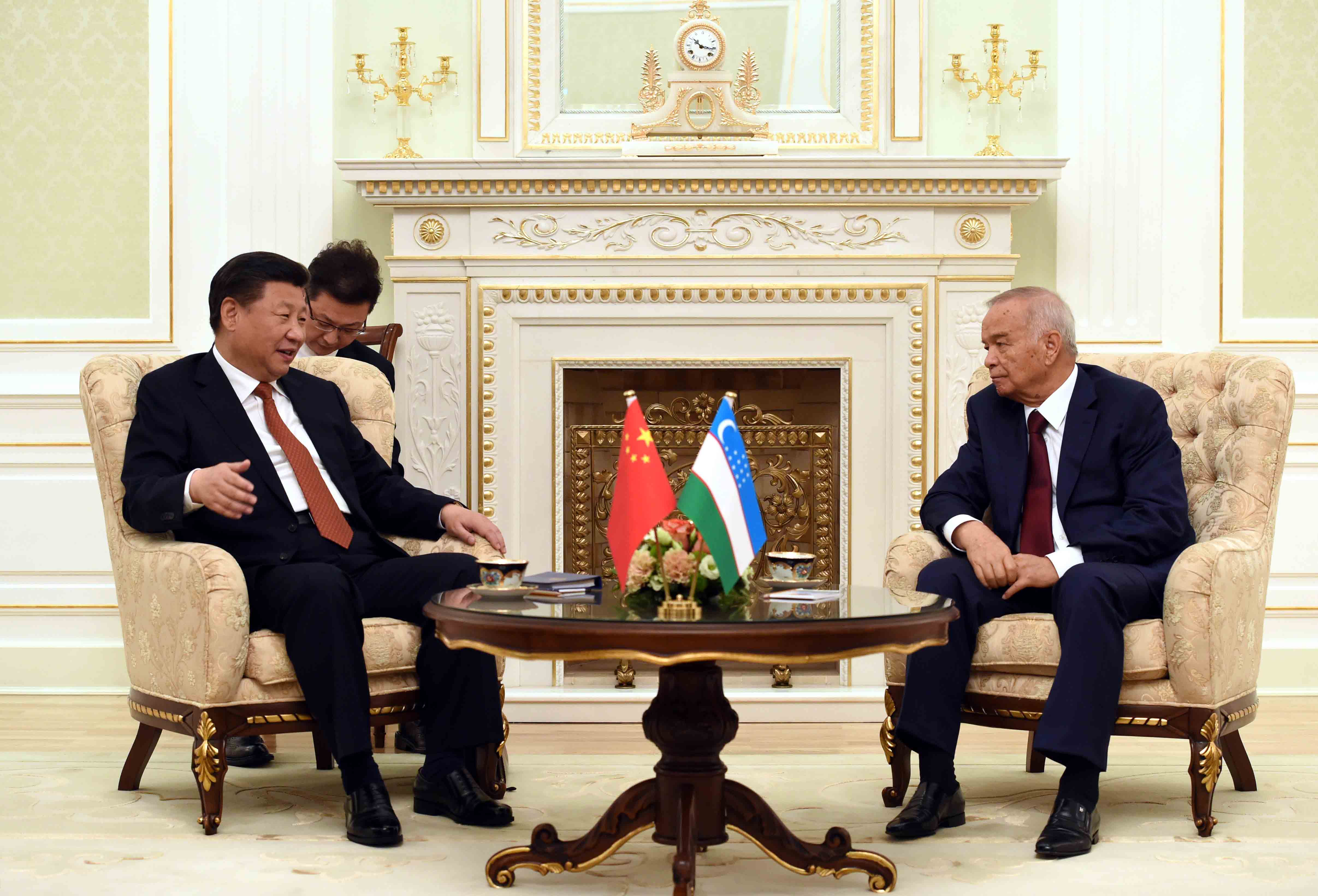 习近平同乌兹别克斯坦总统卡里莫夫举行会谈