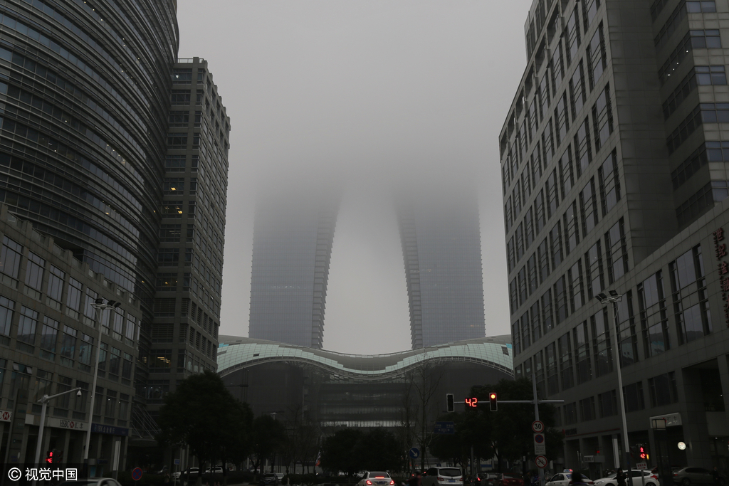 当前,全国大部分城市遭遇重度雾霾污染天气,苏州虽同样"白茫茫",但