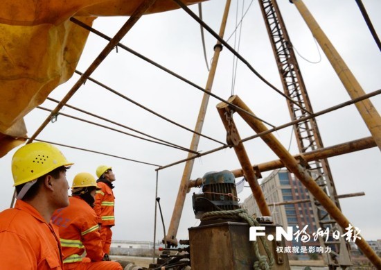 福清滨海大通道14个工点不停工 近200人坚守工地 