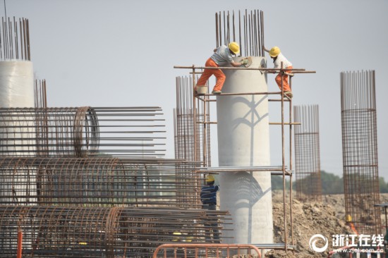 县境内的杭州绕城高速公路西复线湖州段工程工地,建设者在浇筑墩柱