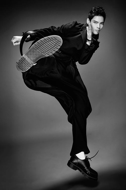 向佐新写真大方秀肌肉 动静皆宜演绎最酷红与