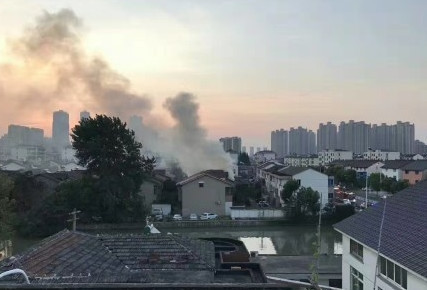 江苏常熟市一小区突发火灾 目前已确认14人遇