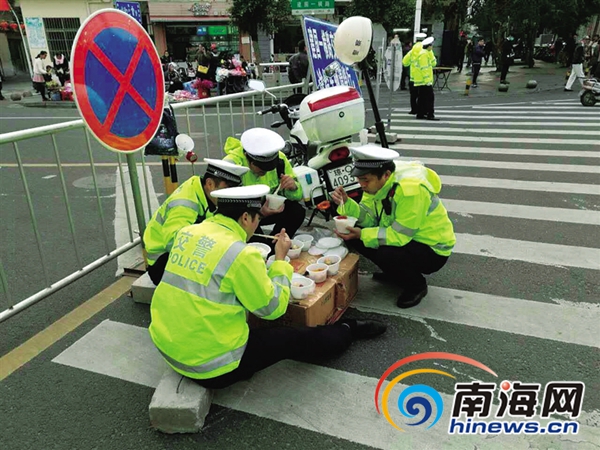 交警在冷风中蹲路边吃盒饭.(交警供图)