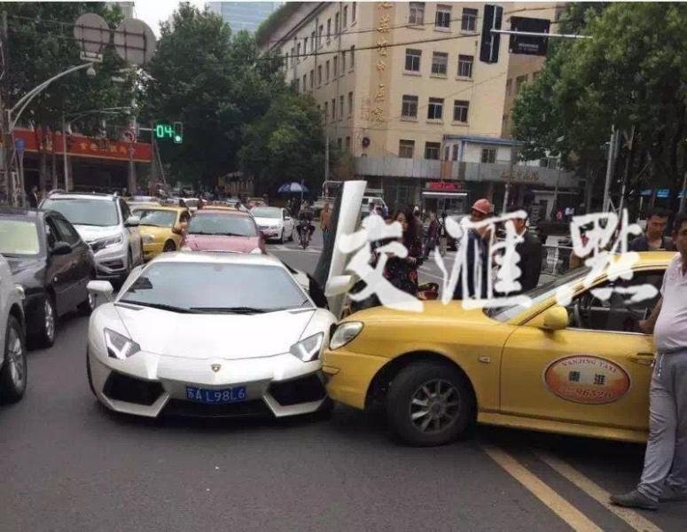 南京一出租车违章掉头 撞上兰博基尼