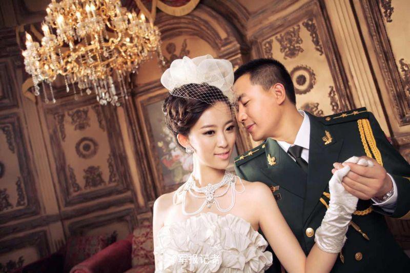 中国军人晒唯美军装婚纱照