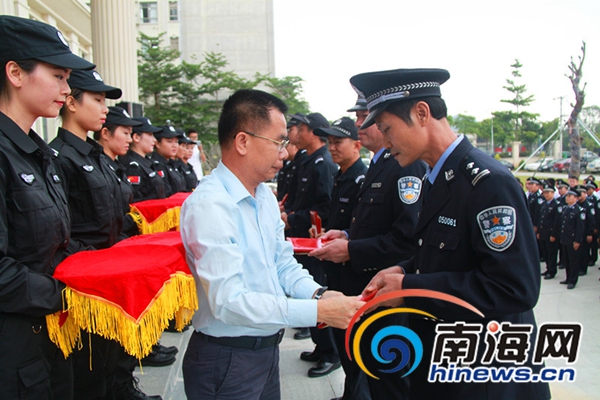 特大贩毒案件告破 万宁表彰9名有功人员 南国都市报12月7日讯(记者