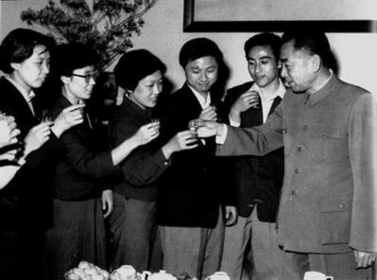 1962年4月，周恩来出席我国参加第26届世界乒乓球锦标赛组委会举行的联欢会，祝贺运动员取得好成绩。右二为庄则栋、右三为徐寅生、右五为丘钟惠。