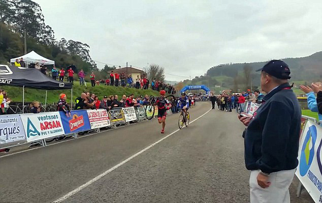 自行车选手拒绝超越车胎漏气对手输掉比赛赢得